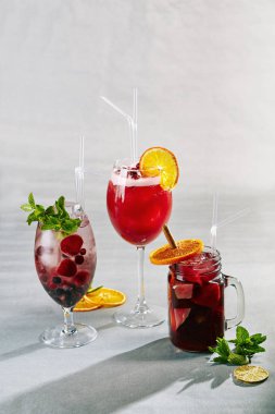 Kırmızı kokteyl çilek ve portakal ile