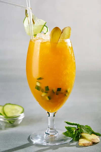 Cocktail aux fruits de la passion tropicale — Photo