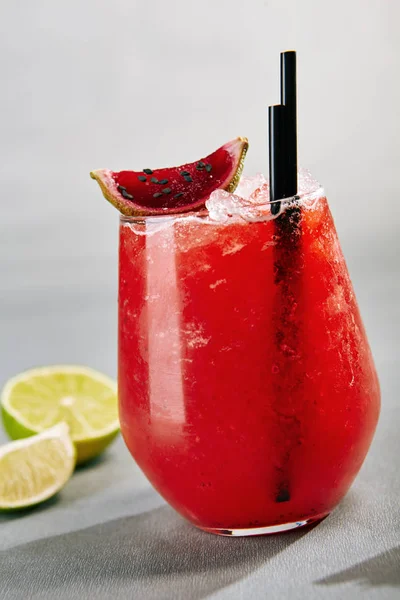 Cocktail de morango sobre cinza — Fotografia de Stock