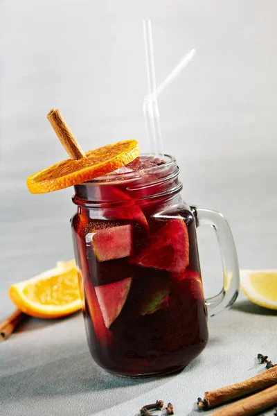 Červená Sangria s pomerančem a skořicí Stick — Stock fotografie