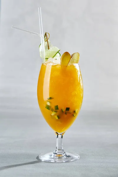 Тропический пассионфруктовый коктейль — стоковое фото