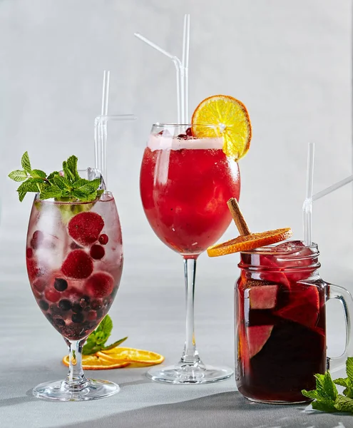 Cocktails on Gray — Stock Photo, Image