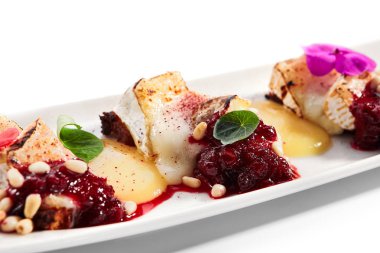 Stracciatella peynirli pancar carpaccio.