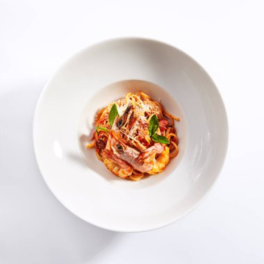 Tütsülenmiş kırmızı biber soslu karides linguini