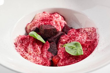 Pişmiş pancar ve keçi peyniri espuma aperatifi. 