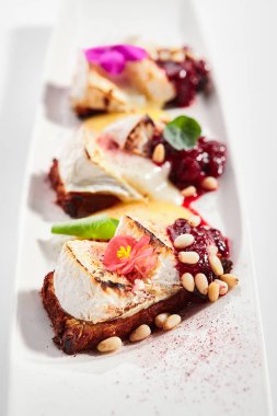 Stracciatella peynirli pancar carpaccio.