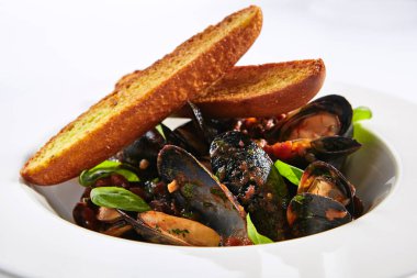 Kırmızı soslu midye.