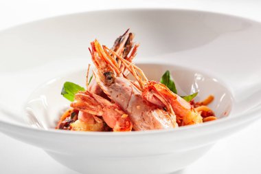 Tütsülenmiş kırmızı biber soslu karides linguini