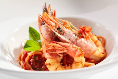 Tütsülenmiş kırmızı biber soslu karides linguini