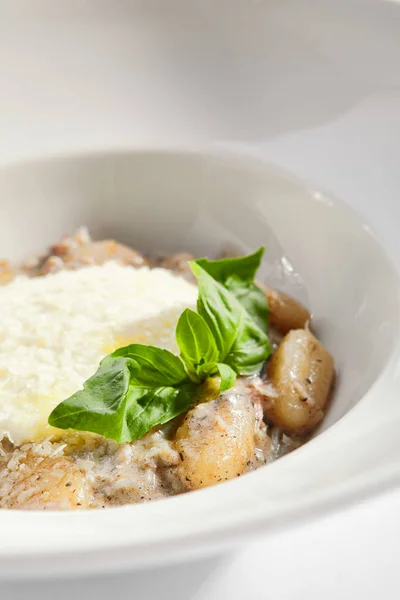 Gnocchi in champignonsaus met kaas espuma — Stockfoto