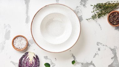 Masa üstü görünümünde boş beyaz tabak