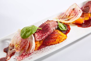 Ördek göğsü ve kavrulmuş erik tabağı.