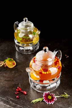 Dikenli ve naneli lezzetli taze çay.