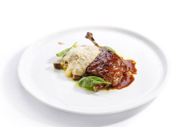 Darı olan ördek bacağı ve humus tabağı yakın plan.