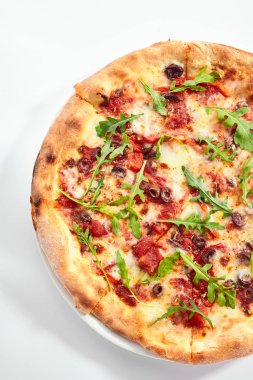 Ton balığı ile Pizza, kalamata zeytin ve tatlı biber üst görünümü