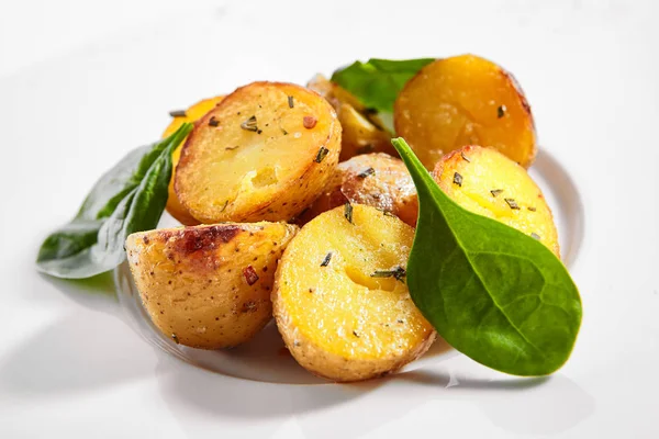 Patatas al horno con plato de hierbas —  Fotos de Stock