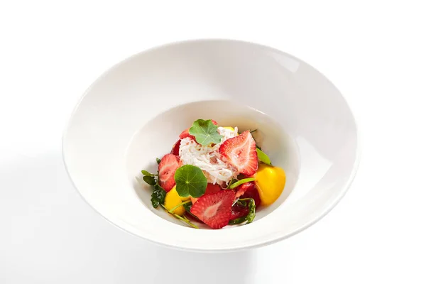 Reife Tomaten-Salat mit Erdbeeren, Krabbenfleisch und Strachatella — Stockfoto