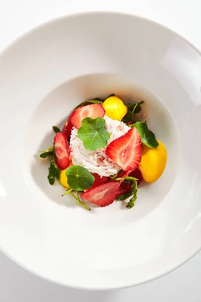 Mogen tomatsallad med jordgubbar, krabbkött och Strachatella — Stockfoto