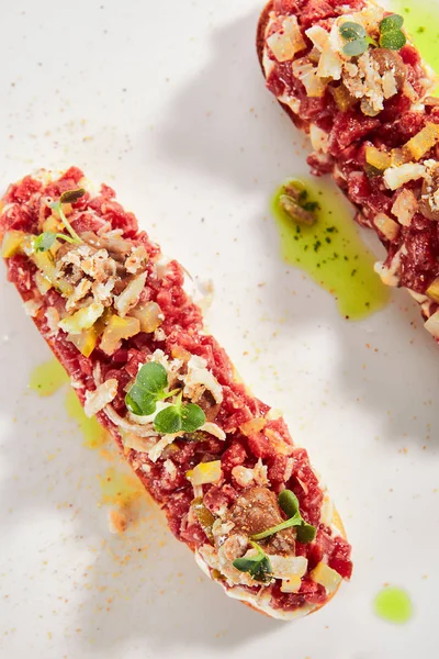 Tartar de ternera en tostadas con crema de ajo negro aislado — Foto de Stock