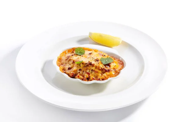 Primi piani porzione lasagne di pesce — Foto Stock