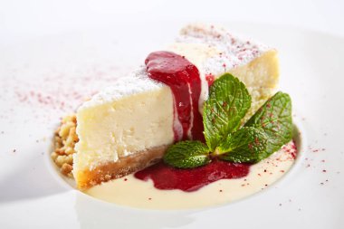 Klasik cheesecake dilimi. Yakın çekim.