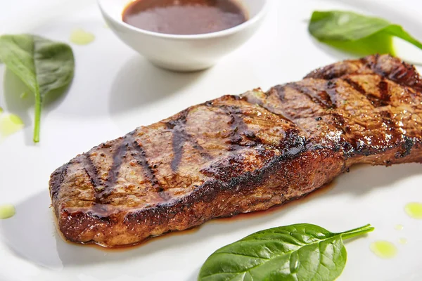 Striploin bistecca con salsa da vicino — Foto Stock