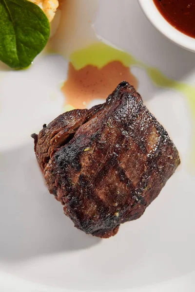 Filet Mignon Steak mit Blumenkohl Draufsicht — Stockfoto