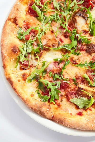 Пицца с грибами и трюфельным маслом вид сверху — стоковое фото