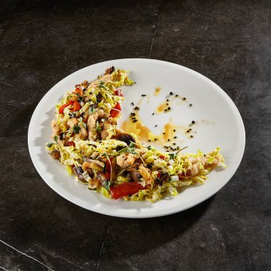 Beyaz tabakta Çin lahana salatası.