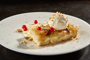 Elmalı turta dilimi ve yanında dondurma kepçesi.