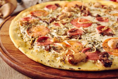 Tahta masa manzaralı pizza.