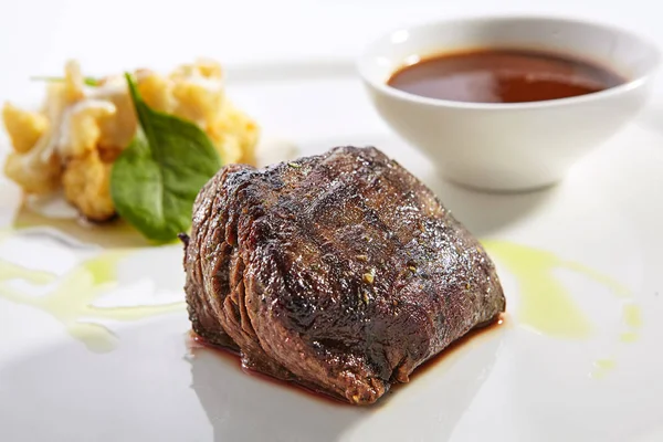 Filet mignon steak s květákem miska zblízka — Stock fotografie