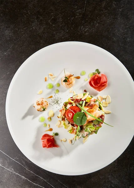 Salade Olivier avec chair de crabe et crevettes sur assiette blanche — Photo
