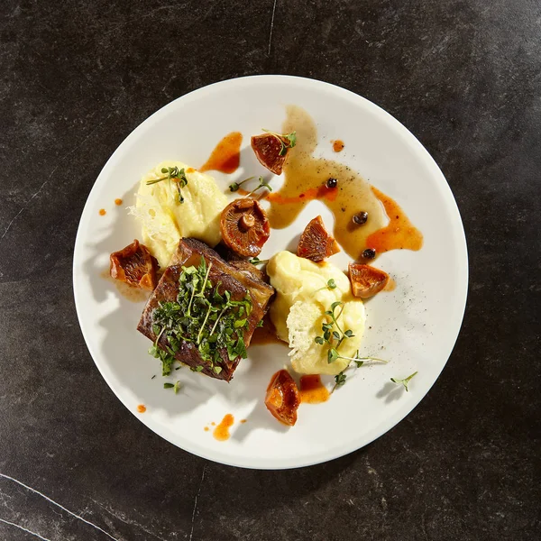 Peitoral de carne e purê de batata na placa branca — Fotografia de Stock