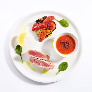 Izgara sebzeli ton balığı bifteği.