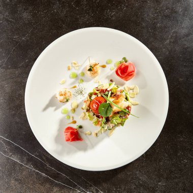 Yengeç etli Olivier salatası ve beyaz tabakta karides.