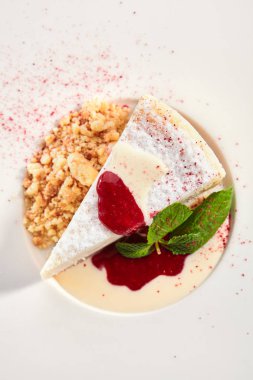 Klasik cheesecake dilimi.