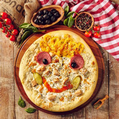 Tahta masa manzaralı çocuklar için pizza.