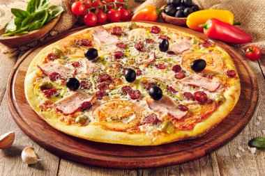 Tahta masada etli pizza yakın plan.