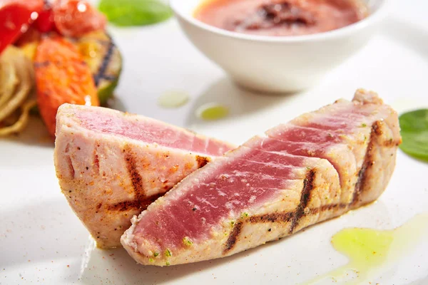 Tuňák steak s grilovanou zeleninou detailní up — Stock fotografie