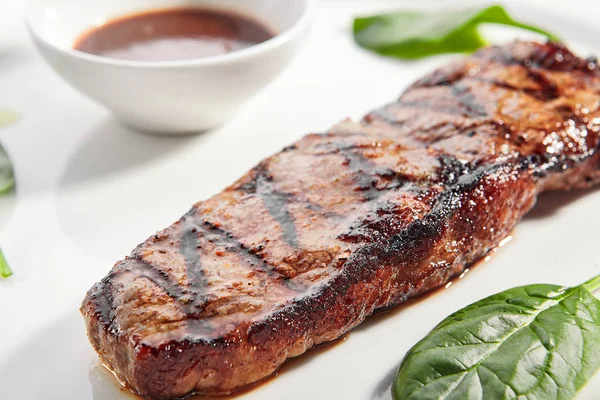 Striploin steak avec sauce close up — Photo