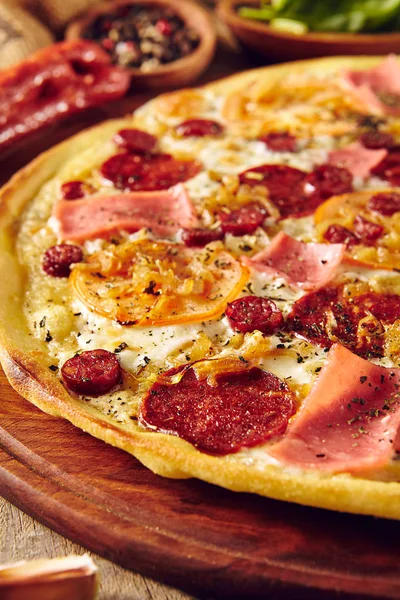 Fleisch und Tomatenpizza auf Holztisch aus nächster Nähe — Stockfoto