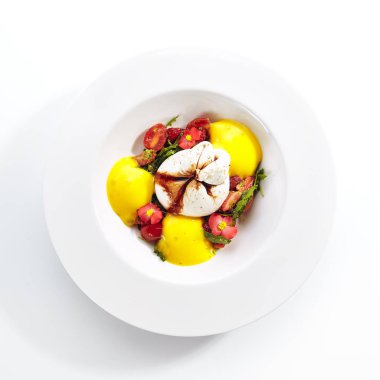Domatesli ve mangolu kremalı burrata peyniri. 