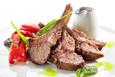 Beyaz Restoran Platosu 'nda ızgara kuzu pirzola ve fırında sebze.