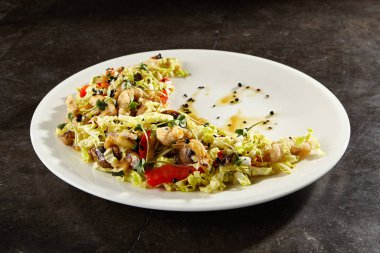 Beyaz tabakta Çin lahana salatası.