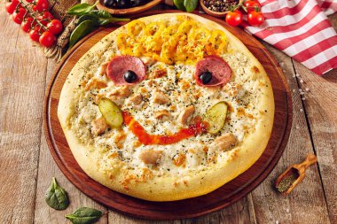 Çocuklar için ahşap masada yakın plan pizza.