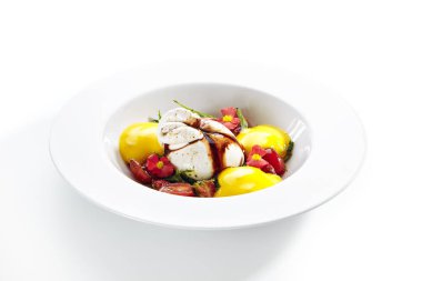 Domatesli ve mangolu kremalı burrata peyniri.