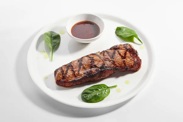 Striploin bistecca con salsa da vicino — Foto Stock