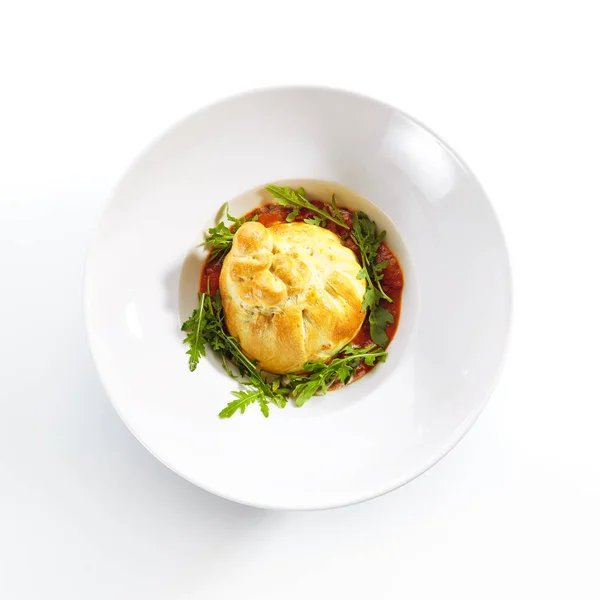 トマトソースと新鮮なアルグラの葉で焼きブラタチーズ — ストック写真