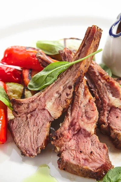 Bastidor de cordero a la parrilla con verduras horneadas en White Restaurant Plat —  Fotos de Stock